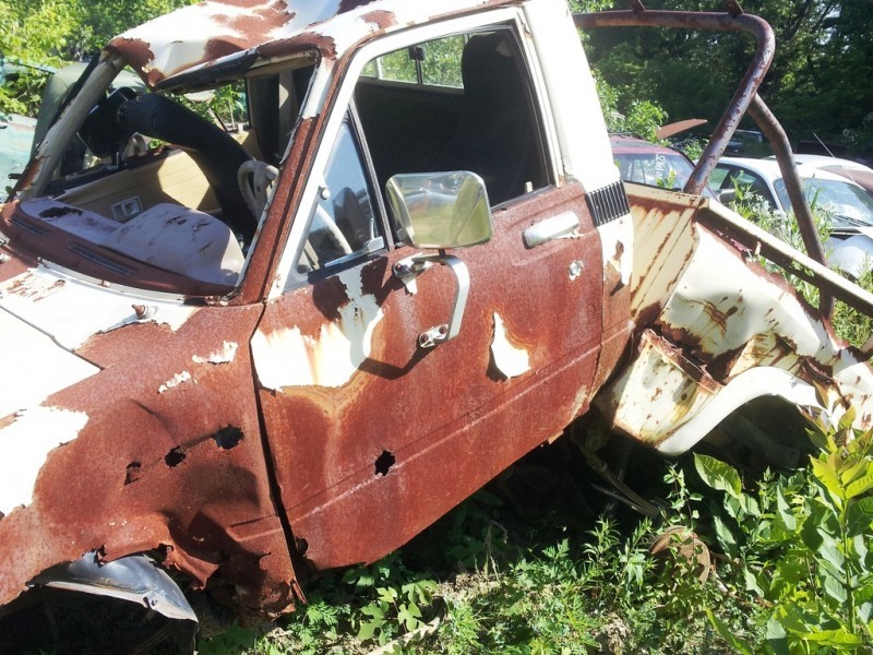 20120612_100320 very broken toyota HiLux 'invincible'_7393972064_l