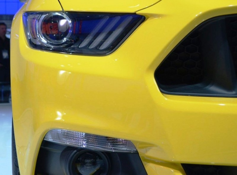 2015-Ford-Mustang-GT-at-2014-NAIAS-headlight-2