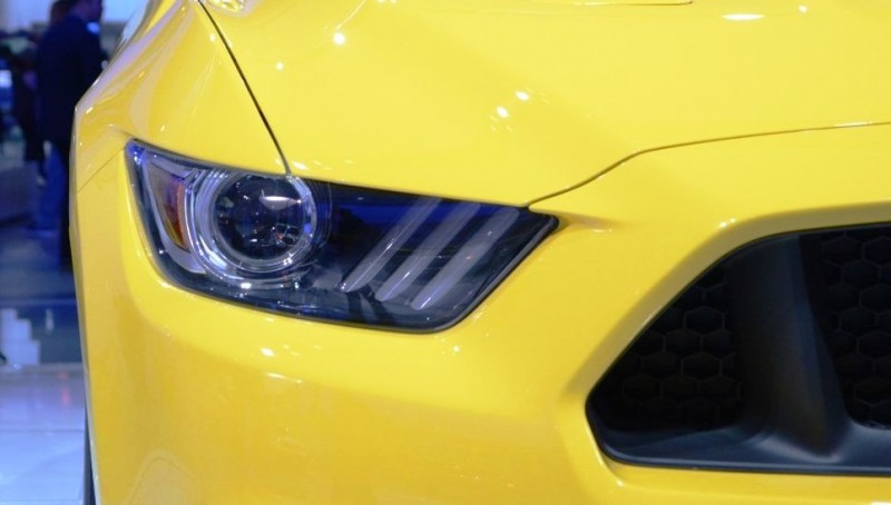 2015-Ford-Mustang-GT-at-2014-NAIAS-headlight-3