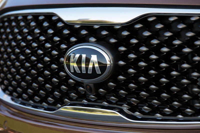 2016 Kia Sorento Debuts in Paris With Jaguar-Baiting Style at Ford Prices 3