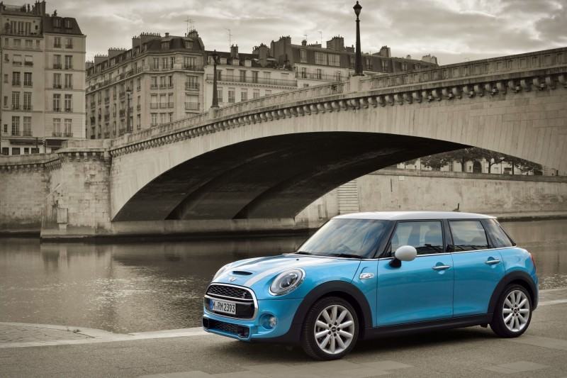 2015 MINI Cooper 5-Door in Postcard-Worthy Trip Around The City of Light 1