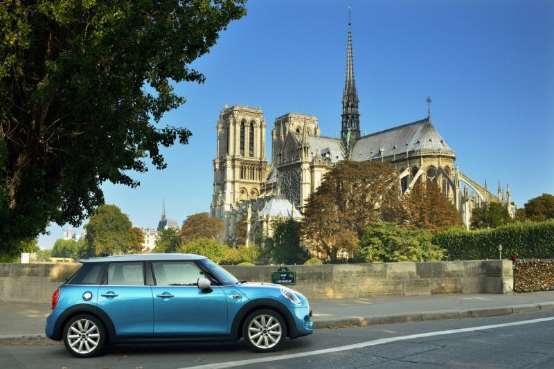 2015 MINI Cooper 5-Door in Postcard-Worthy Trip Around The City of Light 13