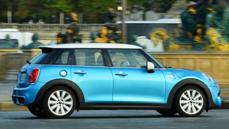 2015 MINI Cooper 5-Door in Postcard-Worthy Trip Around The City of Light 24