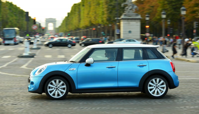 2015 MINI Cooper 5-Door in Postcard-Worthy Trip Around The City of Light 26