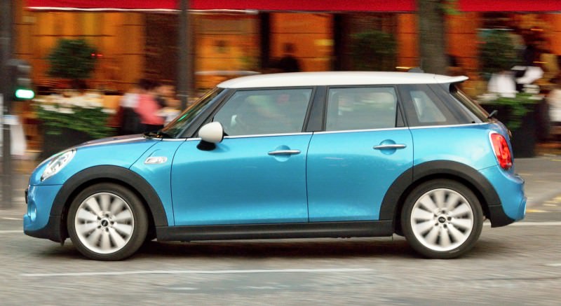 2015 MINI Cooper 5-Door in Postcard-Worthy Trip Around The City of Light 32