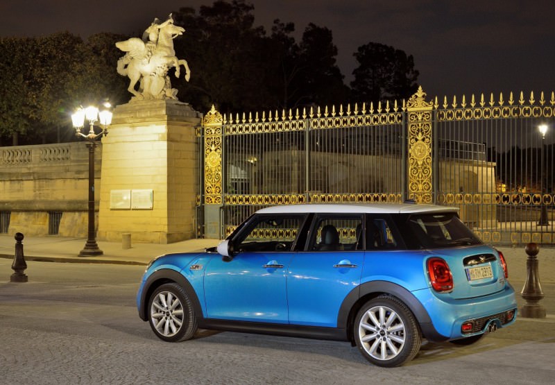 2015 MINI Cooper 5-Door in Postcard-Worthy Trip Around The City of Light 34