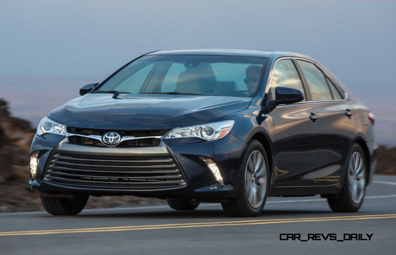 2015_Toyota_Camry_Hybrid_010