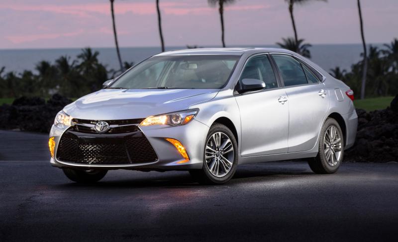 2015_Toyota_Camry_SE_001