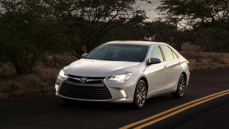 2015_Toyota_Camry_XLE_003