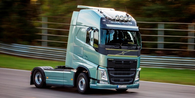 Fifth Gear's Tiff Needell Presents - Volvo FH Truck vs Koenigsegg One1 12