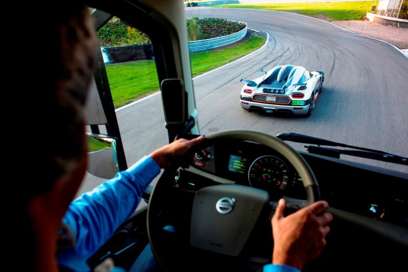 Fifth Gear's Tiff Needell Presents - Volvo FH Truck vs Koenigsegg One1 15