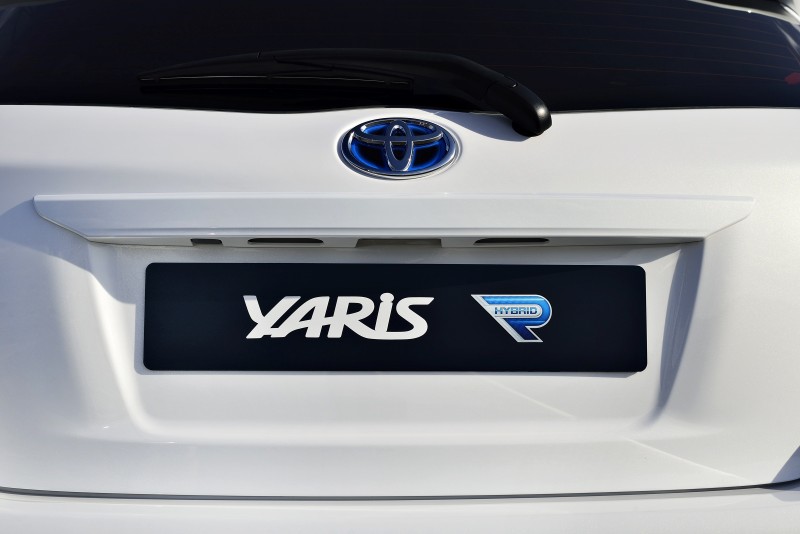 2013 Toyota Yaris Hybrid R 13