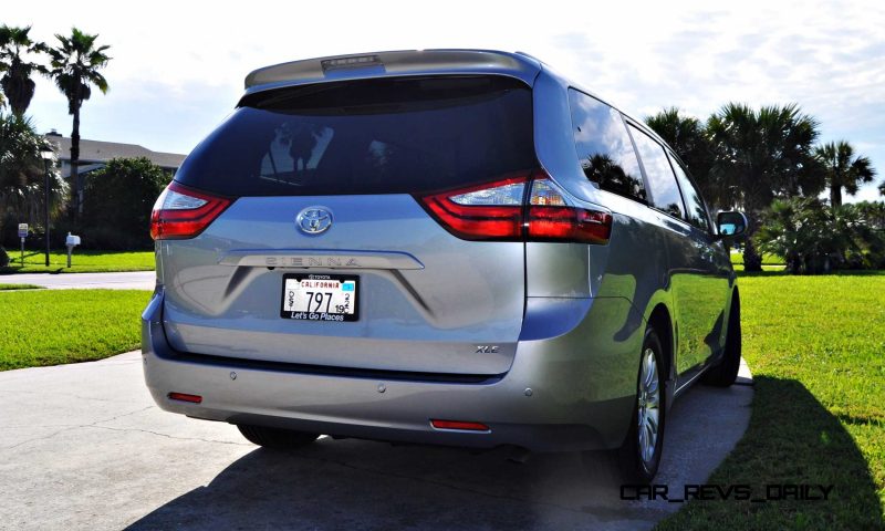 2015 Toyota Sienna XLE 32