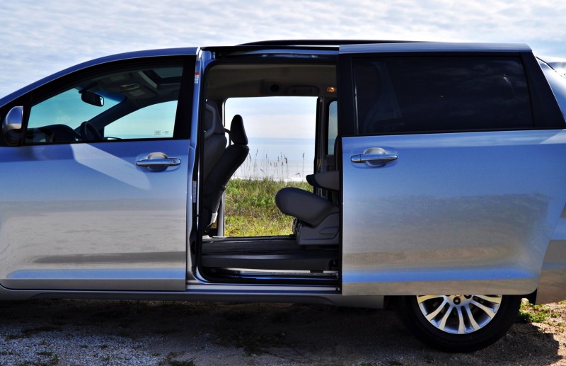 2015 Toyota Sienna XLE 44