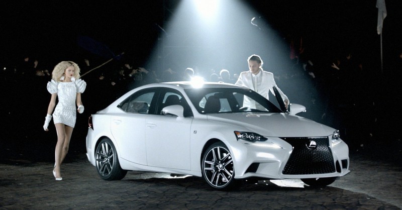 2014_Lexus_IS_Crowd_002