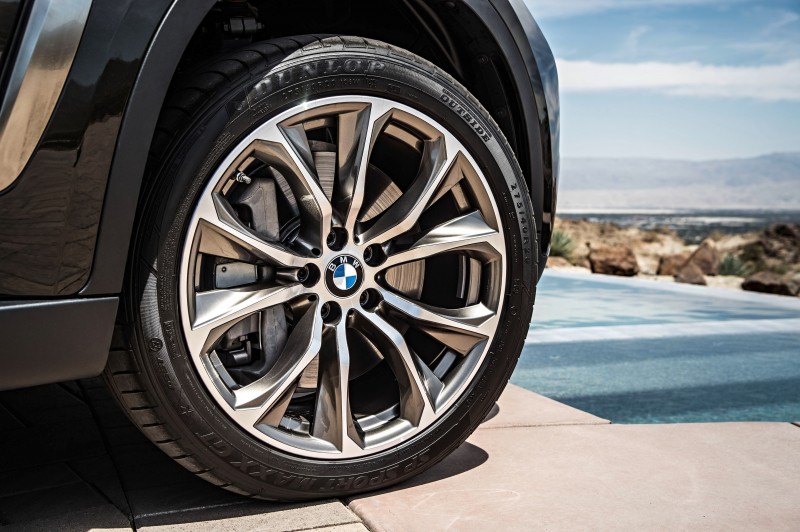 2015 BMW X6 Debuts Tech-tastic 445HP xDrive50i and New Rear-Drive sDrive35i 22