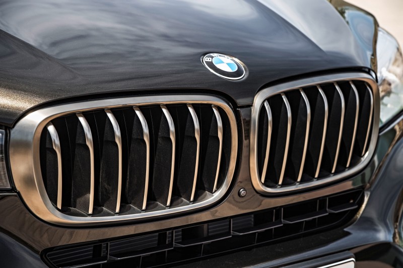 2015 BMW X6 Debuts Tech-tastic 445HP xDrive50i and New Rear-Drive sDrive35i 24