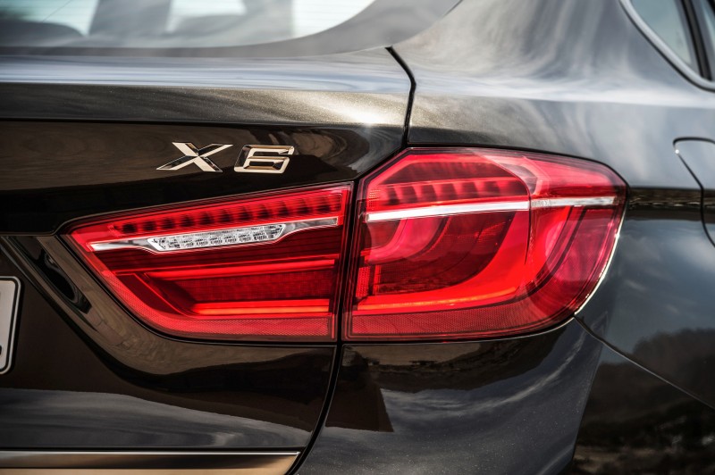2015 BMW X6 Debuts Tech-tastic 445HP xDrive50i and New Rear-Drive sDrive35i 28