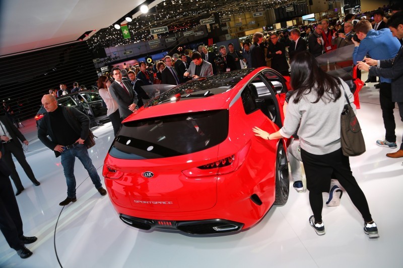 Kia SPORTSPACE Concept unveil - crowd-64214