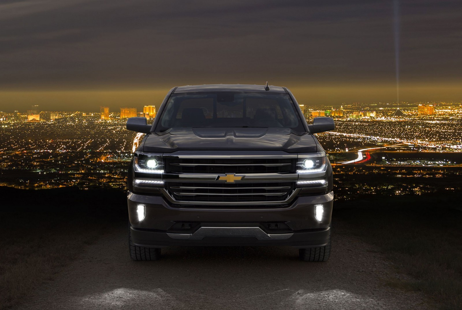 2016 Chevrolet SILVERADO Brings Lux LED Upgrades, 8-Speed Auto For 5.3L V8