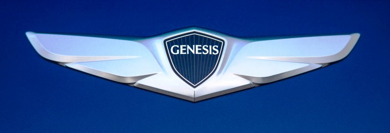 2015-hyundai-genesis-v8-badge