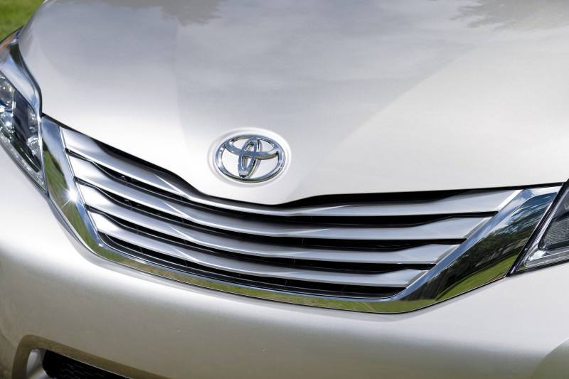 2015_Toyota_Sienna_LTD_014