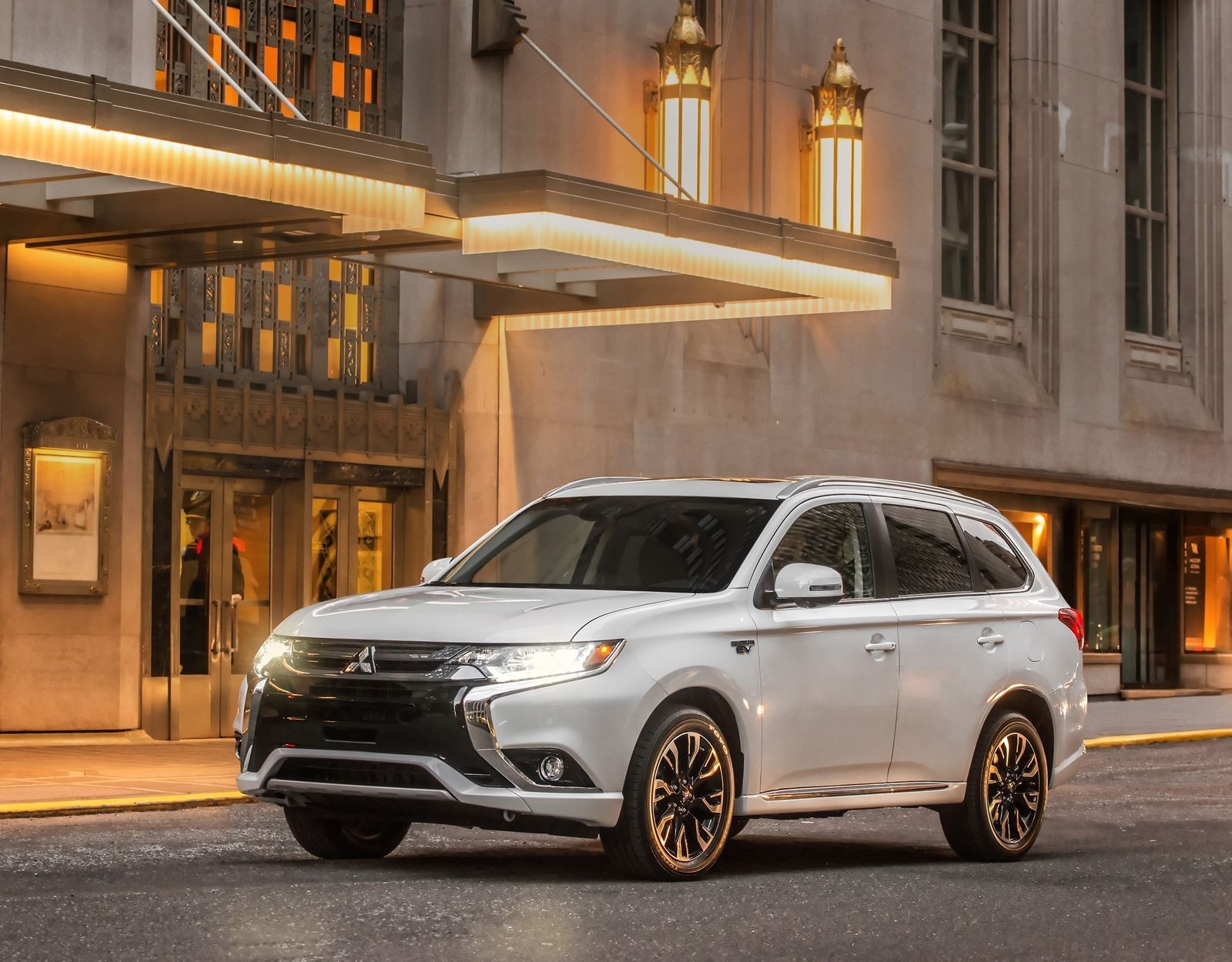 NY Debuts 2017 Mitsubishi Outlander PHEV Hybrid Liion eAWD 7Seater