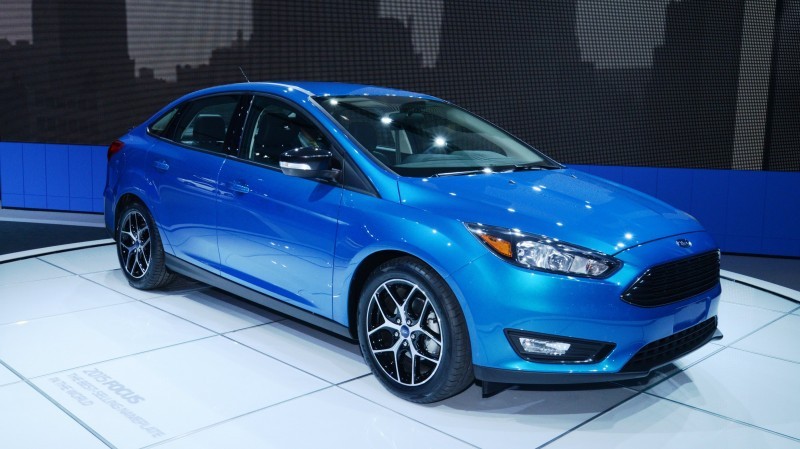 Car-Revs-Daily.com 2015 Ford Focus 38