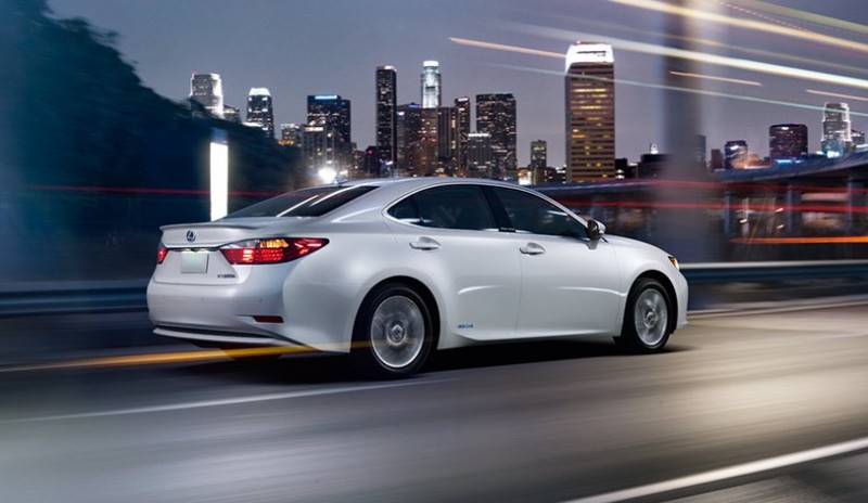 ES-hybrid-exterior-starfire-pearl-action-overlay-1204x677-LEXESHMY140006-2014-Lexus