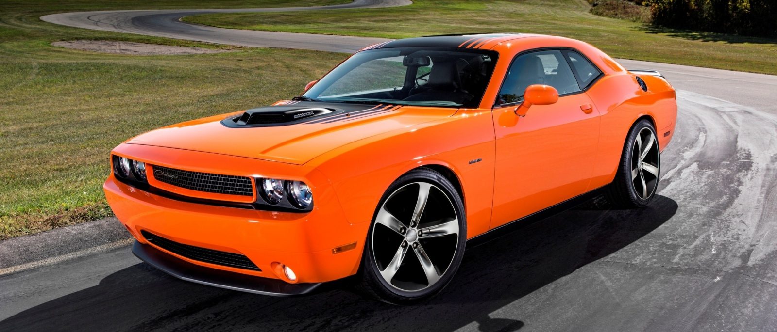 2014 Challenger SHAKER Lets Hemi V8 Rumble, Snort and Howl