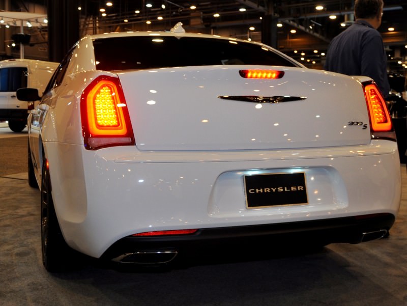 2015 Chrysler 300S 32