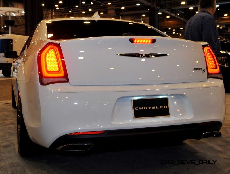 2015 Chrysler 300S 33