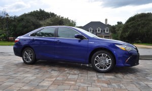 2015 Toyota Camry SE Hybrid Review 10