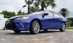 2015 Toyota Camry SE Hybrid Review 15