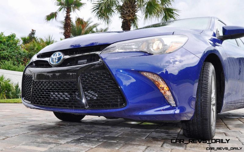 2015 Toyota Camry SE Hybrid Review 16