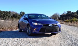 2015 Toyota Camry SE Hybrid Review 17