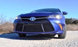 2015 Toyota Camry SE Hybrid Review 19