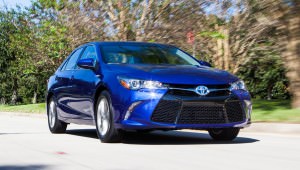 2015 Toyota Camry SE Hybrid Review 2