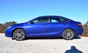 2015 Toyota Camry SE Hybrid Review 21