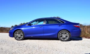 2015 Toyota Camry SE Hybrid Review 23