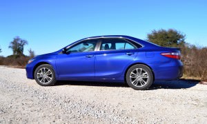 2015 Toyota Camry SE Hybrid Review 25