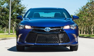 2015 Toyota Camry SE Hybrid Review 4