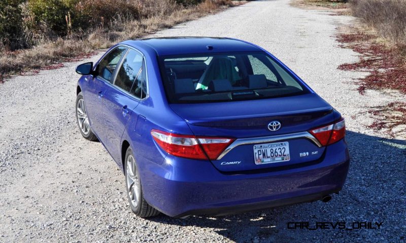 2015 Toyota Camry SE Hybrid Review 44