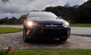 2015 Toyota Camry SE Hybrid Review 8