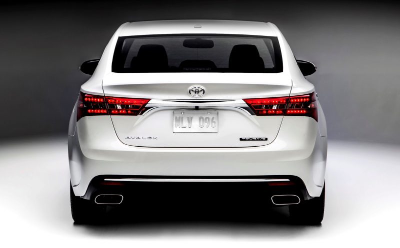 2015CAS_2016_Toyota_Avalon_009