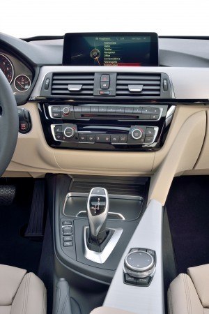 2016 BMW 3 Series Interiors 27