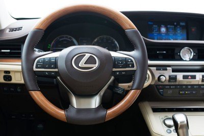 2016_Lexus_ES_300h_015_5D54AB8C582B19E403A2A5F749414B234E8B66BE