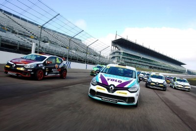 Renault Clio Cup tracking photography