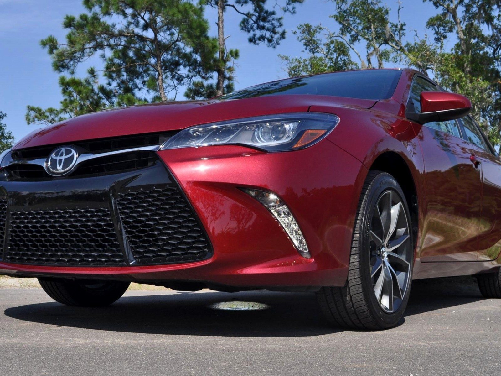 2015 Toyota Camry XSE Red 22