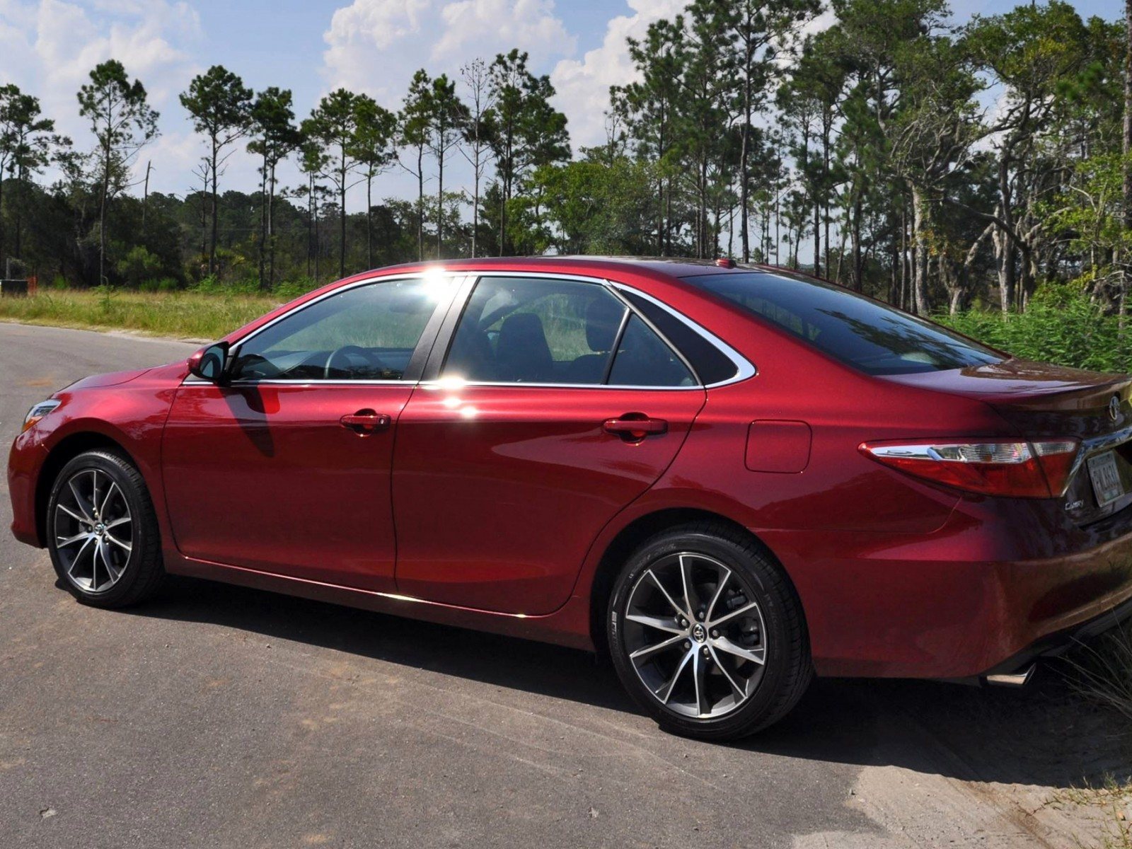 2015 Toyota Camry XSE Red 27